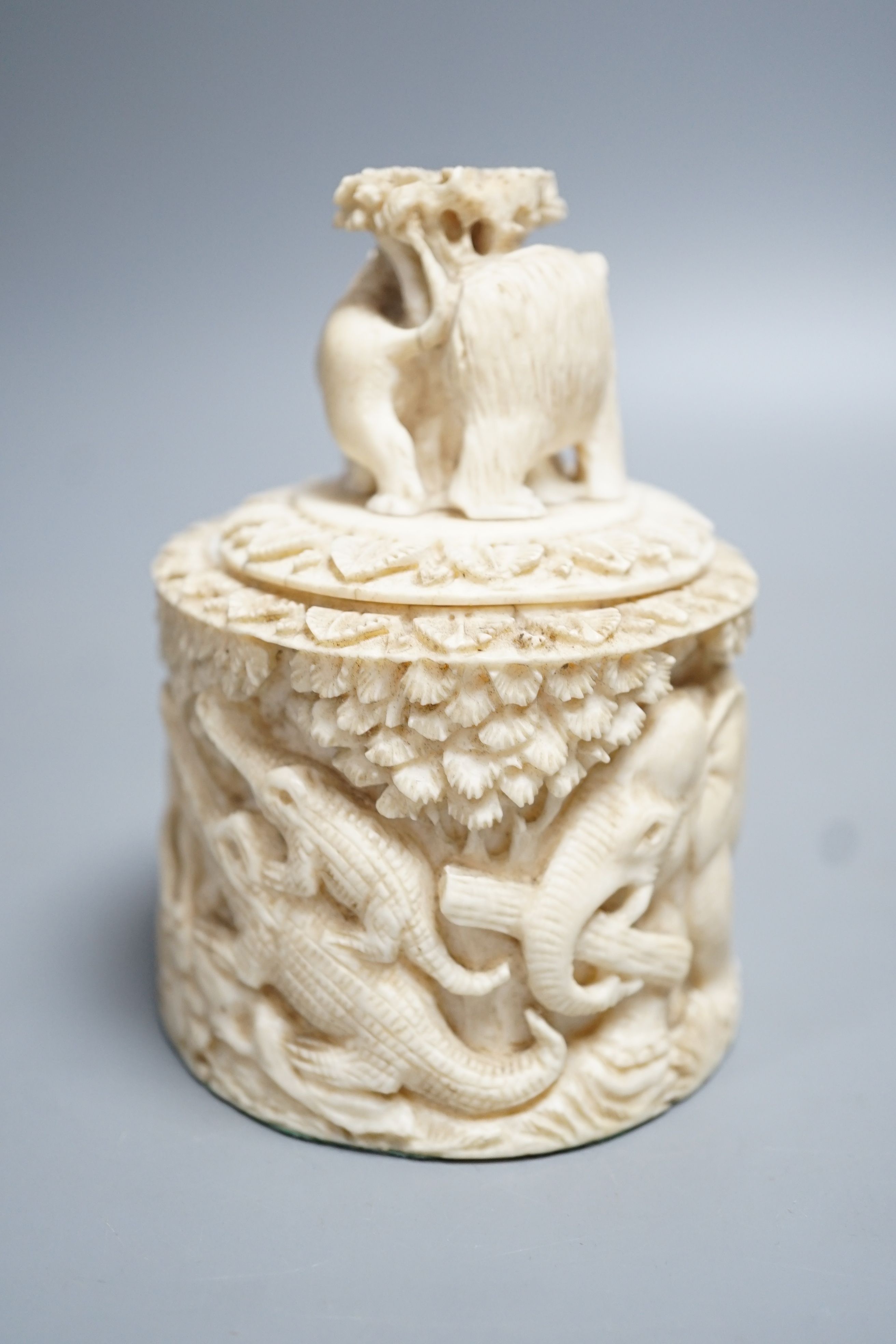 An early 20th century Indian carved ivory box and cover 10cm